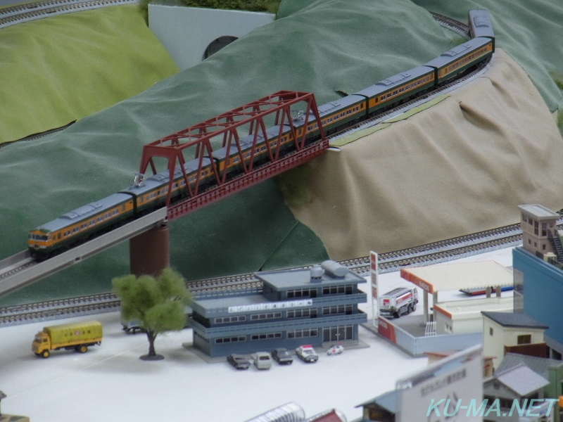 KATOラウンドハウス185系湘南色鉄橋を渡る写真
