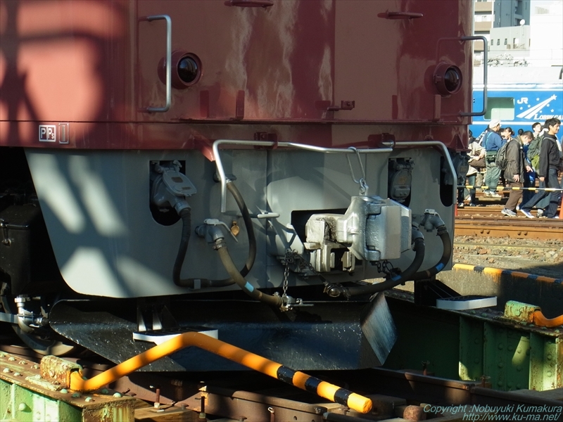 Photo of EF81-81's handrail and coupler