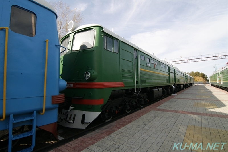 ソ連ディーゼル機関車2ТЭ10л-2100の写真