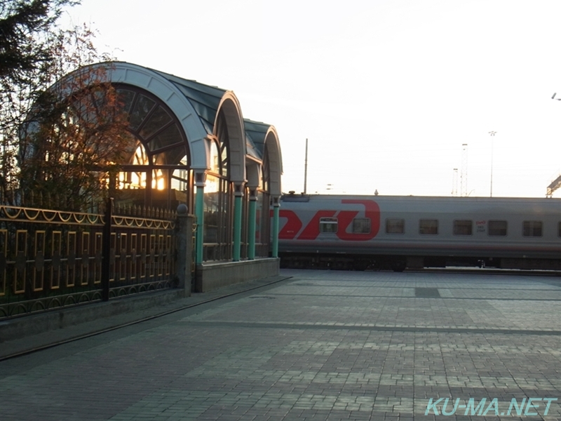 ノヴォシビルスク駅プラットホームから出口へと向かう写真