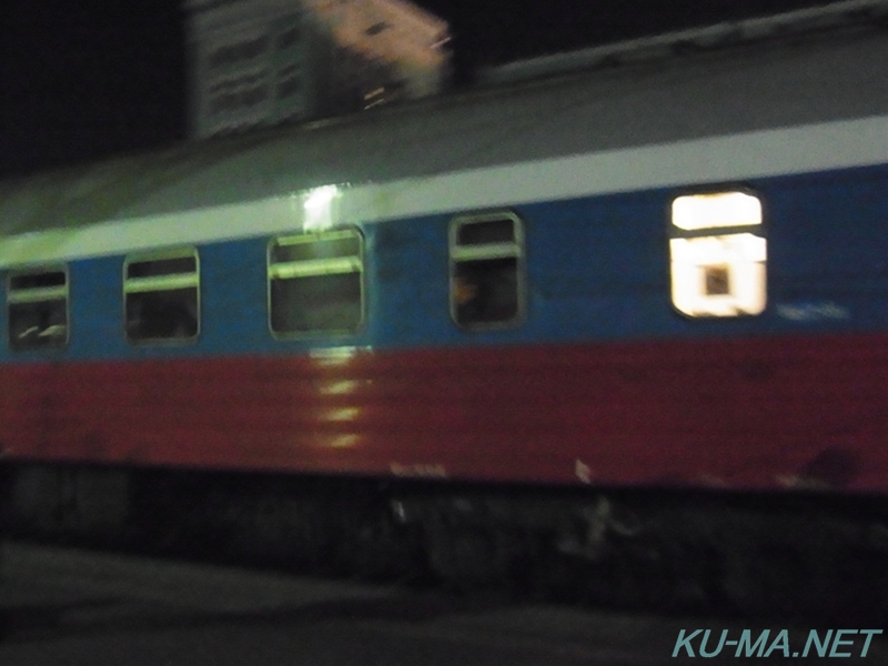 ノヴォシビルスク駅に到着するロシア号の写真